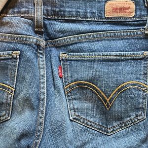 Levi’s Too Super Low Great Condition💙🤗🥰